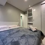 POS001 - APTO 2 Quartos com Ar Condicionado, Vista Av Brasil ao lado Shop Atlântico, Telas de Proteção, Garagem e Internet